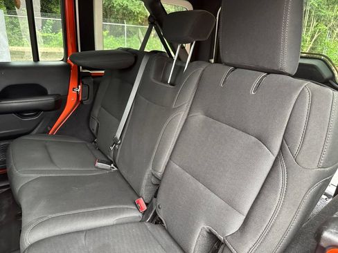 Used 2018 Jeep Wrangler Unlimited Sahara w/ Safety Group AWD/4WD image 16