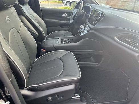 New 2026 Chrysler Pacifica Limited w/ S Appearance Package image 13