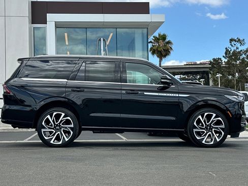 New 2026 Lincoln Navigator Reserve AWD/4WD image 2