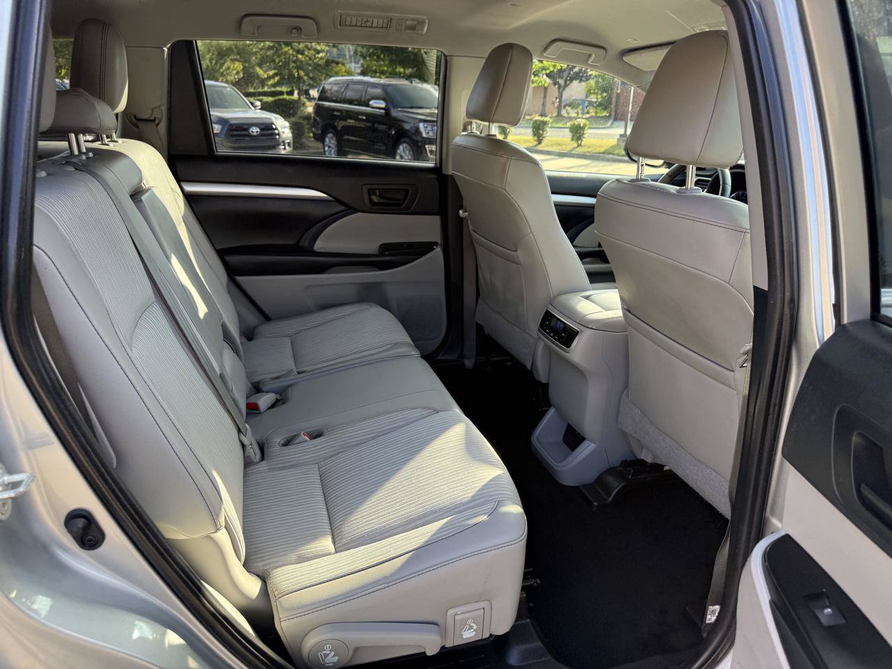 Used 2019 Toyota Highlander Plus FWD image 29