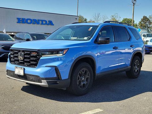 Used 2025 Honda Pilot TrailSport image 3