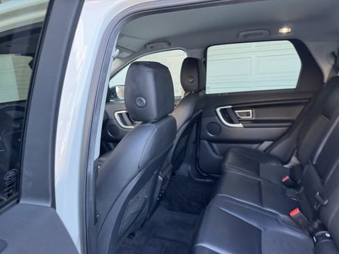 Used 2017 Land Rover Discovery Sport SE image 31