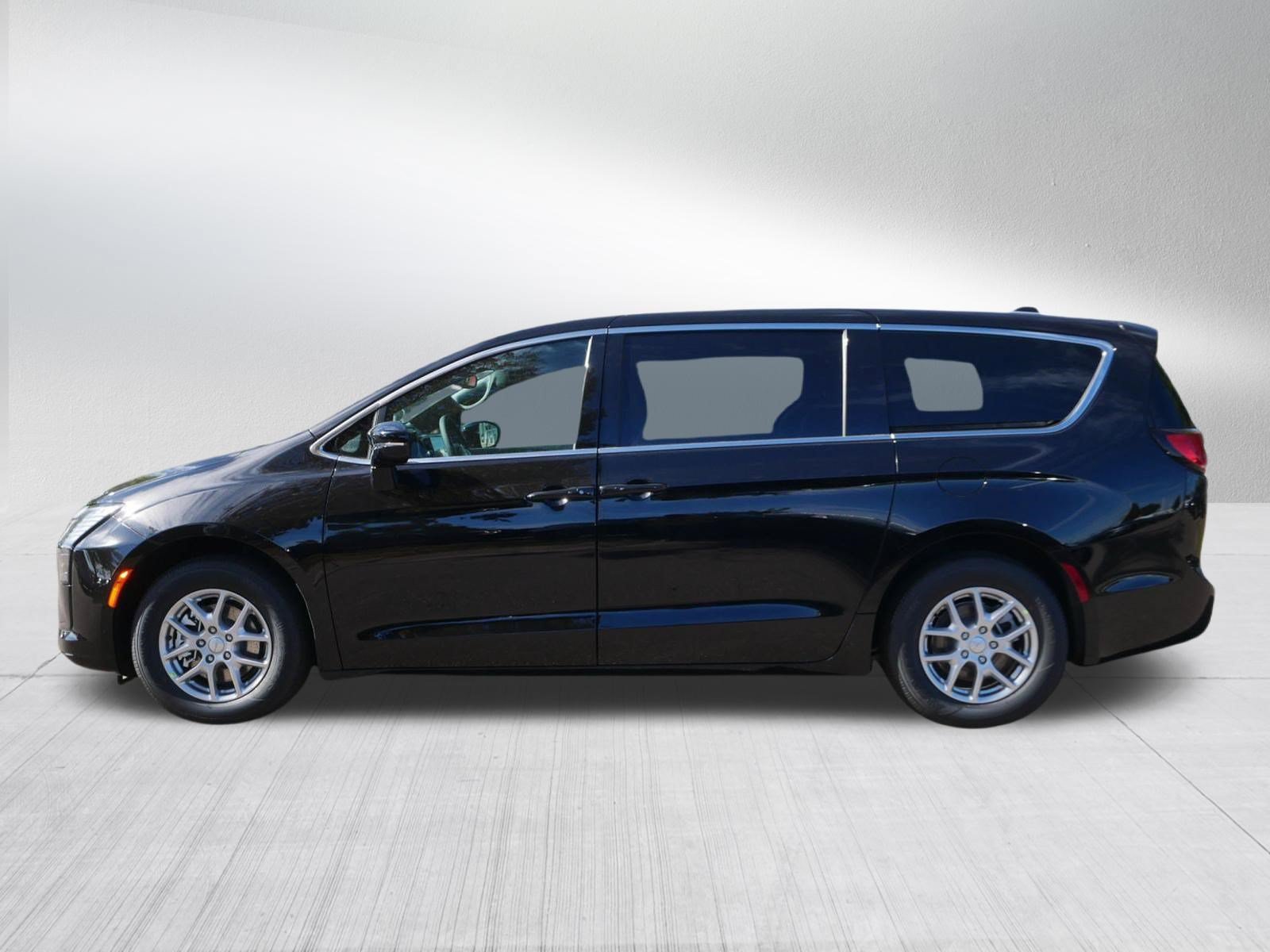 New 2027 Chrysler Pacifica Select FWD image 4
