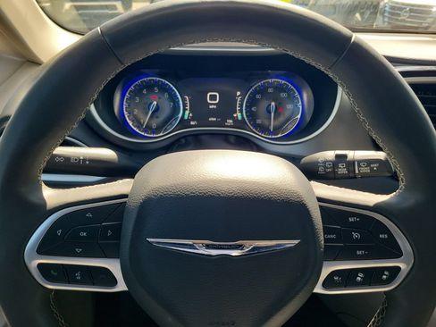 Used 2023 Chrysler Pacifica Touring-L FWD image 21