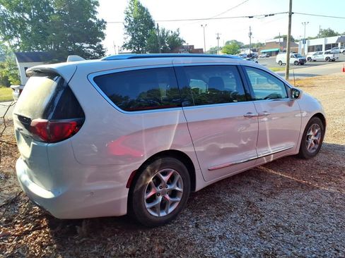 Used 2017 Chrysler Pacifica Touring-L Plus w/ Advanced Safetytec Group FWD image 4