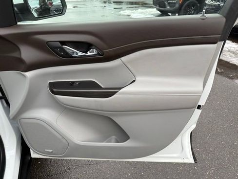 Used 2023 GMC Acadia SLT image 30