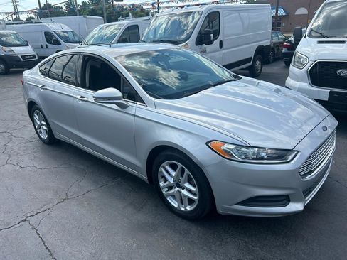 Used 2016 Ford Fusion SE FWD image 3