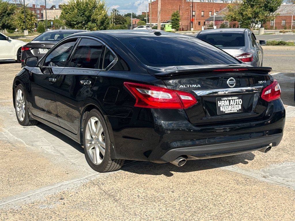 Used 2017 Nissan Altima 3.5 SL w/ 3.5SL Technology Package FWD image 3