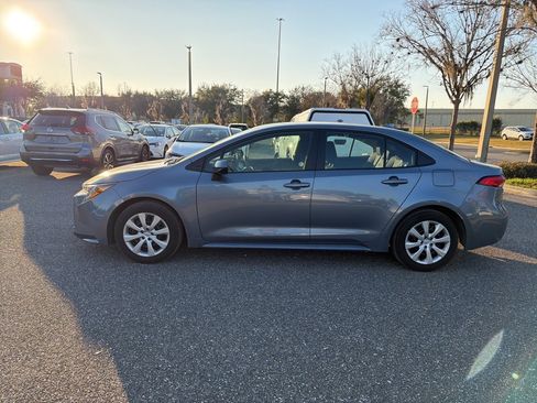 Used 2025 Toyota Corolla LE image 2