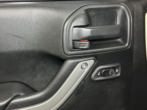 Used 2018 Jeep Wrangler Unlimited Rubicon w/ Connectivity Group image 21