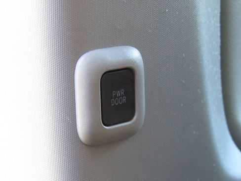 Used 2015 Toyota Sienna XLE Premium FWD image 39