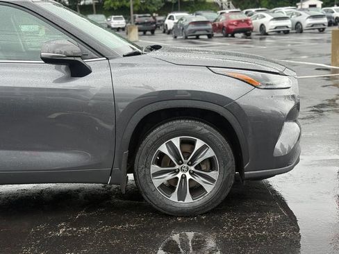 Used 2023 Toyota Highlander XLE AWD/4WD image 9