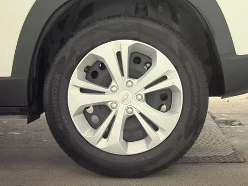 Used 2025 Chevrolet Trax LS FWD image 21