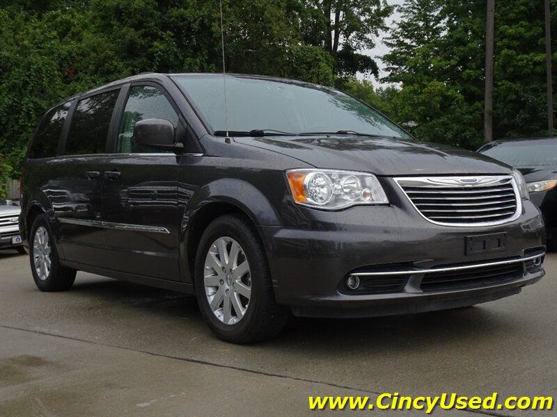 Used 2016 Chrysler Town & Country Touring FWD image 4