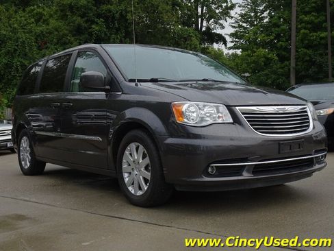 Used 2016 Chrysler Town & Country Touring FWD image 4