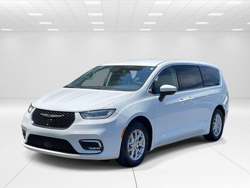 Used 2023 Chrysler Pacifica Touring-L FWD image 3