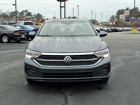 Used 2024 Volkswagen Jetta SE image 2