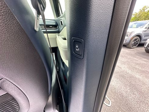 New 2026 Kia Carnival EX FWD image 19