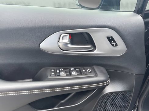 Used 2025 Chrysler Pacifica Limited FWD image 20