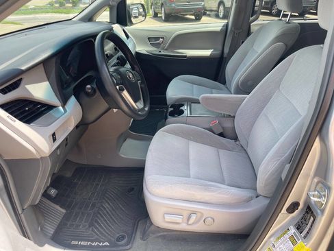 Used 2016 Toyota Sienna LE image 8
