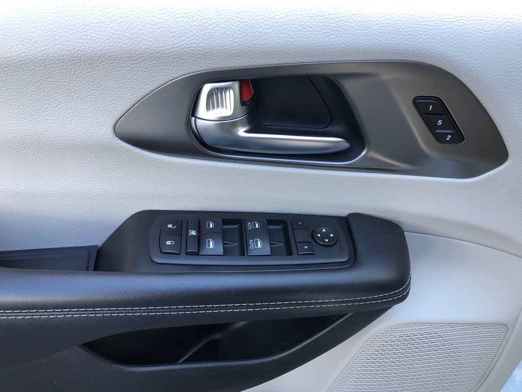 Used 2024 Chrysler Pacifica Touring-L FWD image 17
