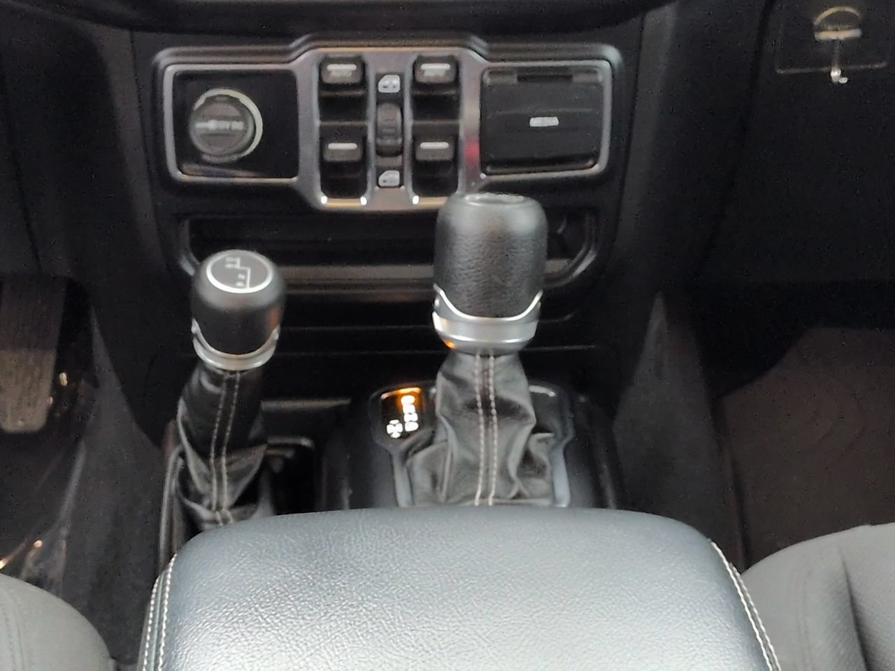 Used 2019 Jeep Wrangler Unlimited Sahara AWD/4WD image 18