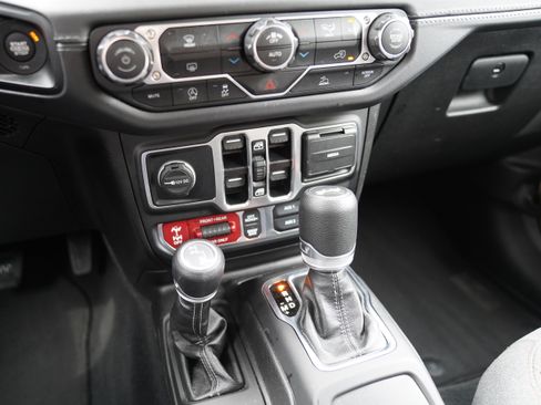 Used 2025 Jeep Wrangler Unlimited Rubicon AWD/4WD image 24