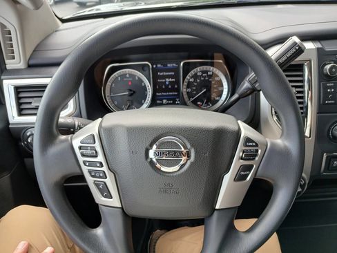 Used 2019 Nissan Titan SV image 12
