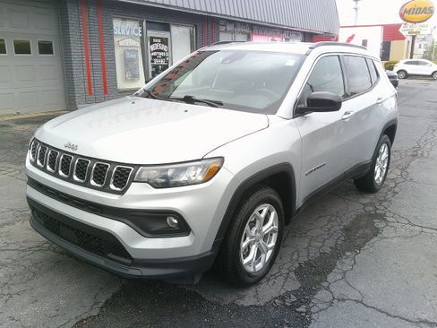Used 2024 Jeep Compass Latitude AWD/4WD image 11