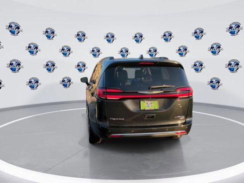 Used 2023 Chrysler Pacifica Limited image 8