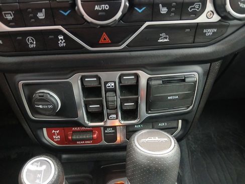 Used 2025 Jeep Gladiator Mojave w/ Convenience Group AWD/4WD image 21