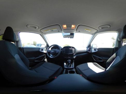 Used 2025 Kia Soul LX w/ LX Technology Package FWD image 39