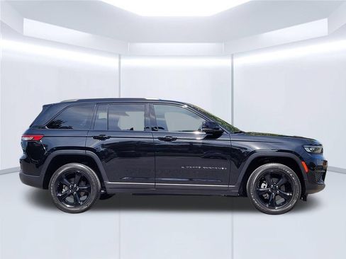Used 2023 Jeep Grand Cherokee Altitude AWD/4WD image 3