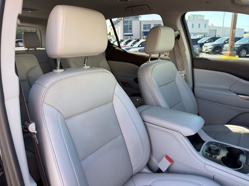Used 2021 GMC Acadia SLT w/ Technology Package FWD image 23