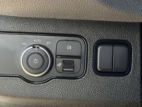 Used 2025 Mercedes-Benz Sprinter 2500 image 21