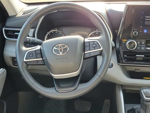 Used 2024 Toyota Highlander XLE AWD/4WD image 13
