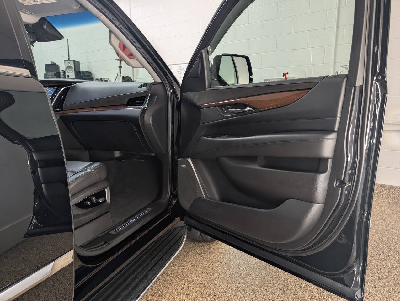 Used 2018 Cadillac Escalade Premium Luxury AWD/4WD image 23