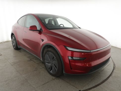 Used 2026 Tesla Model Y 2WD image 3