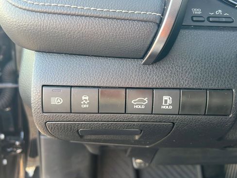 Used 2023 Toyota Camry SE image 19