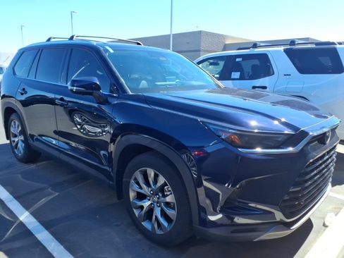 Used 2024 Toyota Grand Highlander FWD image 2