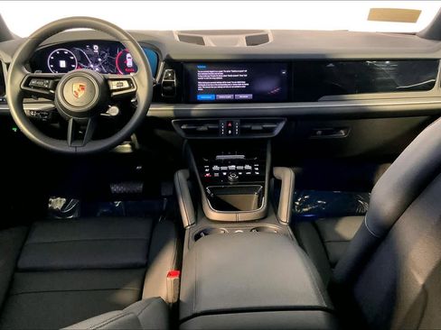 Used 2025 Porsche Cayenne image 14