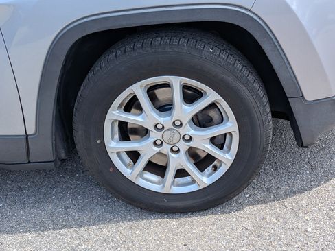 Used 2014 Jeep Cherokee Latitude w/ Comfort/Convenience Group FWD image 8