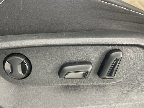 Used 2024 Volkswagen Atlas Cross Sport SE image 35