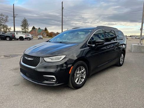 Used 2022 Chrysler Pacifica Touring FWD image 4