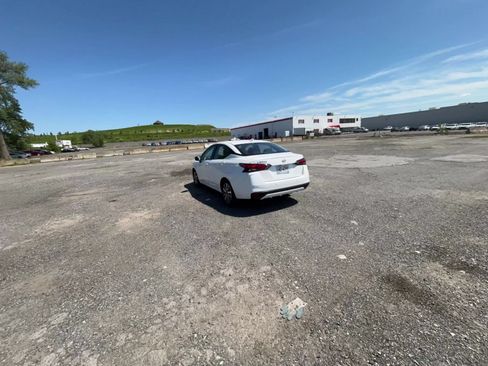 Used 2025 Nissan Versa SV FWD image 16