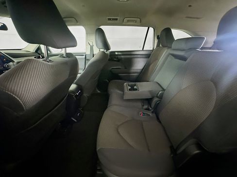 Used 2023 Toyota Highlander LE image 28