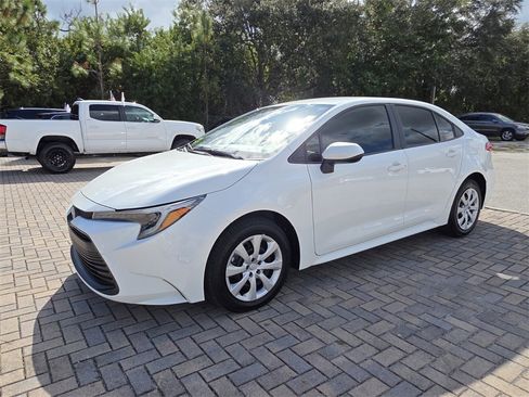 Used 2025 Toyota Corolla LE image 3