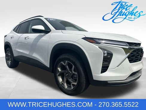 Used 2025 Chevrolet Trax LT FWD image 1