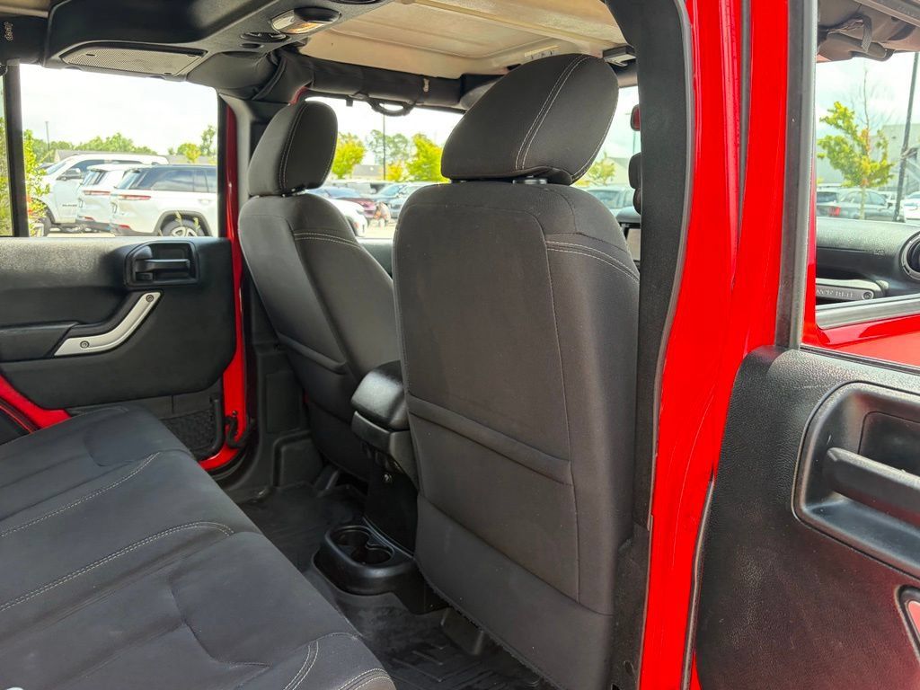 Used 2018 Jeep Wrangler Unlimited Sahara w/ Connectivity Group AWD/4WD image 43