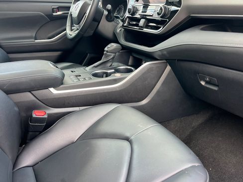 Used 2024 Toyota Highlander XLE image 19